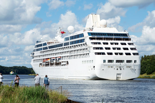Kreuzfahrtschiff passiert den  Nord-Ostsee-Kanal in Höhe Rendsburg