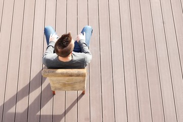 auf der terrass sitzen stuhl II