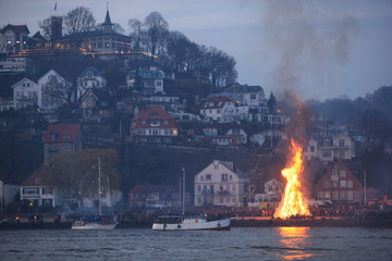 Osterfeuer an der Elbe