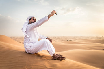 Fototapeta na wymiar Arabic man in the desert