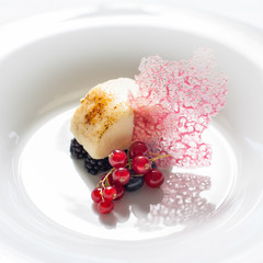 Chibust cream, crunchy raspberry biscuit and fresh berries.