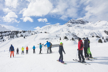 Skifahrer im Winterurlaub in Tirol