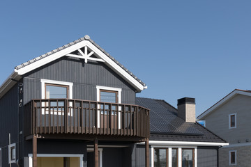 新築住宅　イメージ　ソーラーパネル設置　煙突　北米調デザインハウス　青空