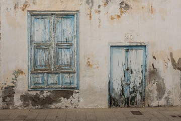 Mediterrane Fassade mit Tür und Fenster