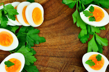 Hartgekochte Eier mit Petersilie am Holzbrett mit Textfreiraum