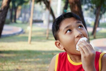 the boy eating steamed dumpling, breakfast before exercise