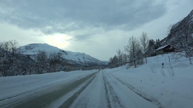 Fahrt auf der E6 Richtung Narvik, Norwegen
