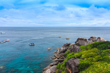 Fototapeta na wymiar Beautiful tropical sea and blue sky of Similan island, Phang-nga, Thailand