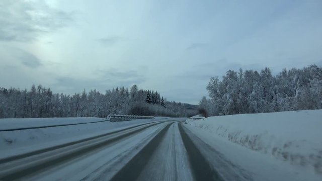 Fahrt auf der E6 Richtung Narvik, Norwegen
