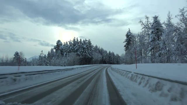 Fahrt auf der E6 Richtung Narvik, Norwegen
