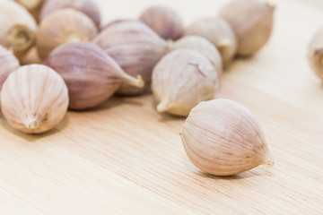  Garlic on wood table