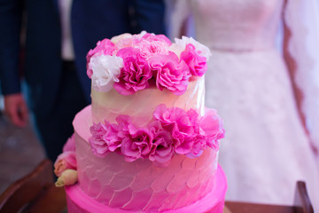 Wedding cake with fresh flowers