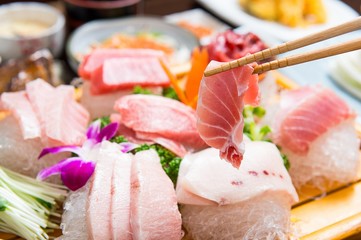 sliced raw tuna	