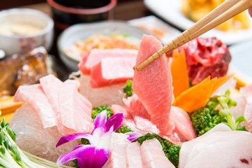 sliced raw tuna	