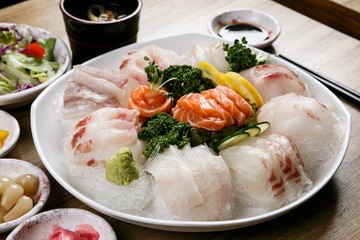 modeum hoe. assorted sliced raw fish.