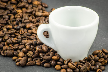 Espresso Tasse Kaffeebohnen auf Schieferplatte