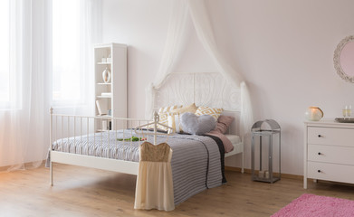 Room with canopy bed