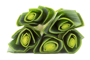 Lauchstangen auf weißem Hintergrund