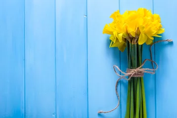 Foto op Plexiglas Narcis Lente Pasen achtergrond met narcissen boeket op houten tafel