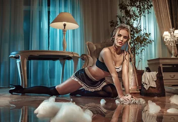 Fototapete Fotos Sexy blondes Dienstmädchen putzt Boden im stilvollen Interieur