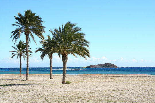 La plage de Carboneras en Andalousie en Espagne sur la Costa de Almeria