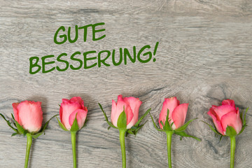 Rosen auf Holzhintergrund: Gute Besserung!