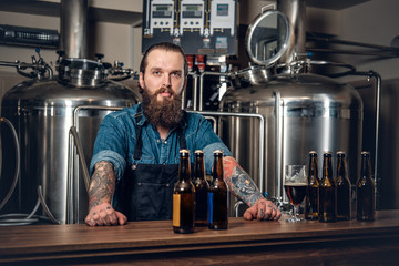 A man presenting beer in the microbrewery.