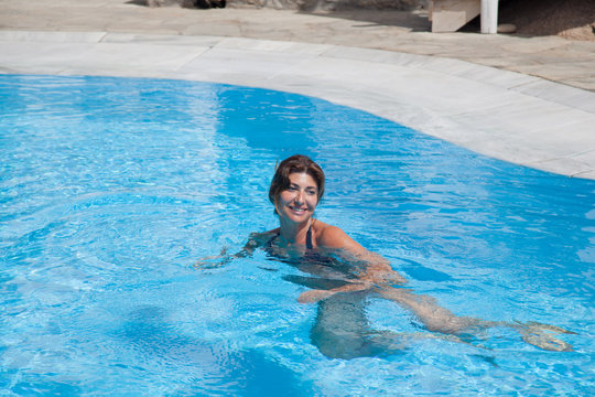Donna in piscina