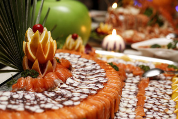 composizione di salmone polpo e frutta