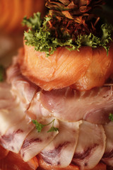 Composizione con fette di salmone e di pesce spada