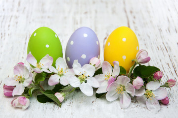 Obraz na płótnie Canvas Easter eggs with blossom