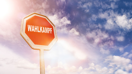 Wahlkampf auf rotem Stoppschild vor blauem Wolkenhimmel