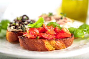 Frische selbstgemachte bruschetta brote