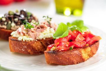 Frische selbstgemachte bruschetta brote