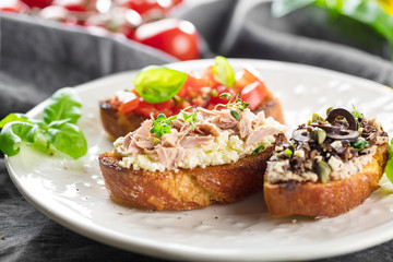 Frische selbstgemachte bruschetta brote