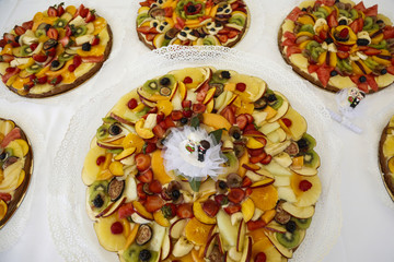 Piatti con tanti frutti colorati