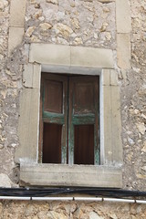 Fototapeta na wymiar Altes Fenster an Gebäude