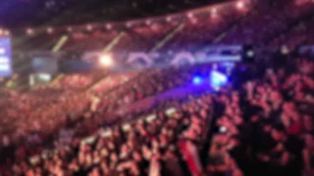 Menschen klatschen im Stadion