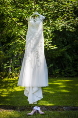 Suknia ślubna z dodatkami w ogrodzie - obrazy, fototapety, plakaty
