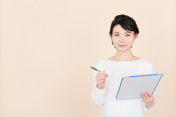 Fototapeta premium 筆記具を持つ女性