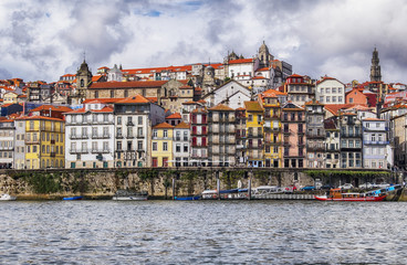 Fototapeta na wymiar view of old historic part of Porto from river Douro