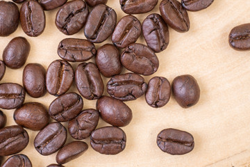 Obraz premium Top view of close up roasted coffee beans on wood texture background
