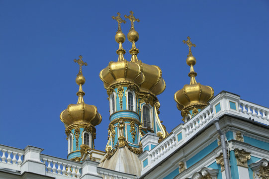 Golden onion domes on the Catherine's Palace, The State Hermitage Museum (Winter Palace), Tsarskoye Selo (Pushkin), south of St. Petersburg, Russian Federation