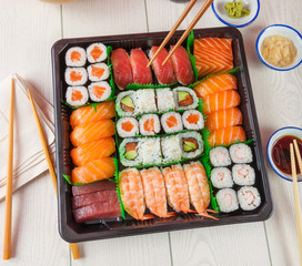 Sushi takeaway tray