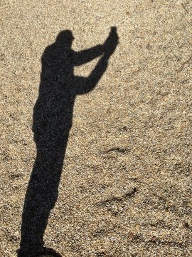 ombra di una persona mentre effettua un selfie