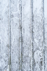 Alte schmutzige Wand mit Moos