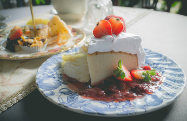Sponge cake with fresh strawberries and vanilla cream