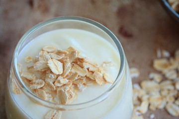 oat flakes with yogurt