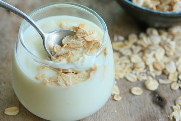 oat flakes with yogurt