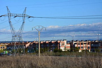 Panorámica de ciudad con tendido eléctrico. Zona exterior. 